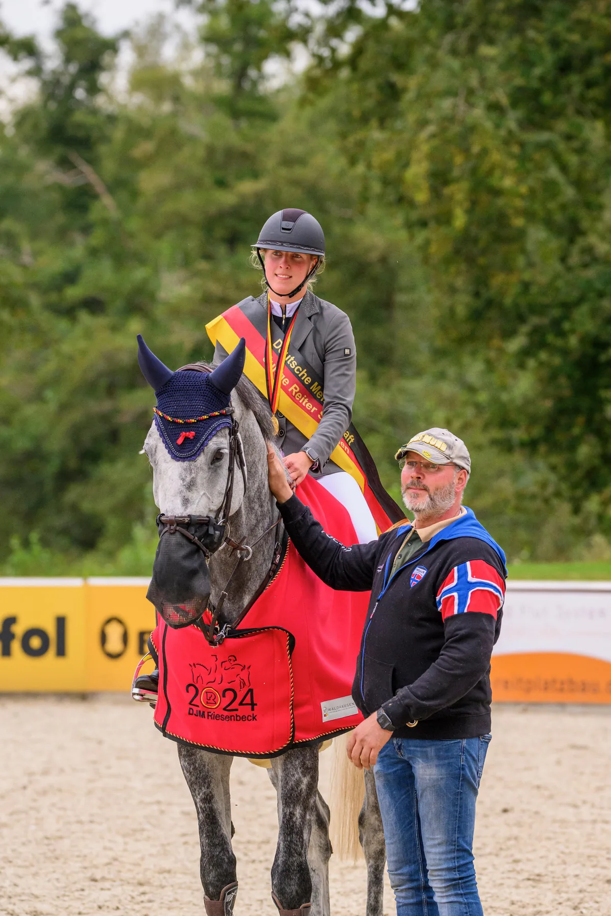 Sina Knoop mit ihrem Pferd bei der Siegerehrung der Deutschen Meisterschaft 2024